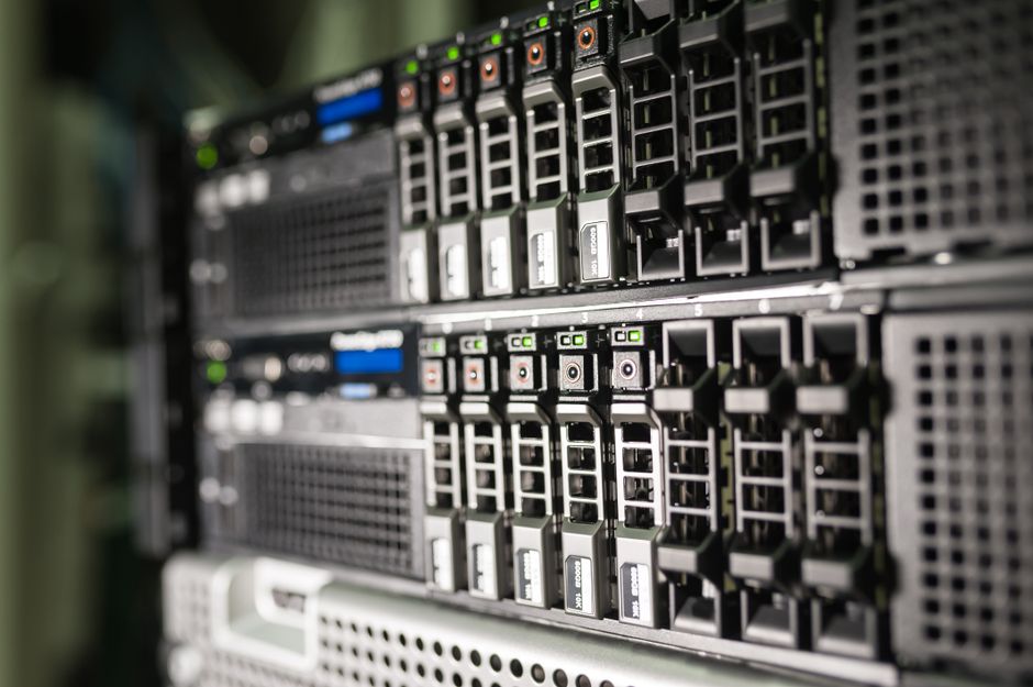 Primer plano de equipos de servidores en un centro de datos moderno que muestra la infraestructura tecnológica.
